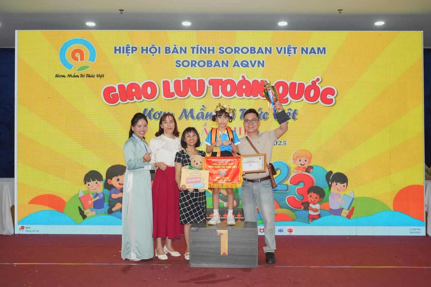 Học trò Thầy Bình hạng Nhất trên bục vô địch Giao lưu Soroban toàn quốc 2025