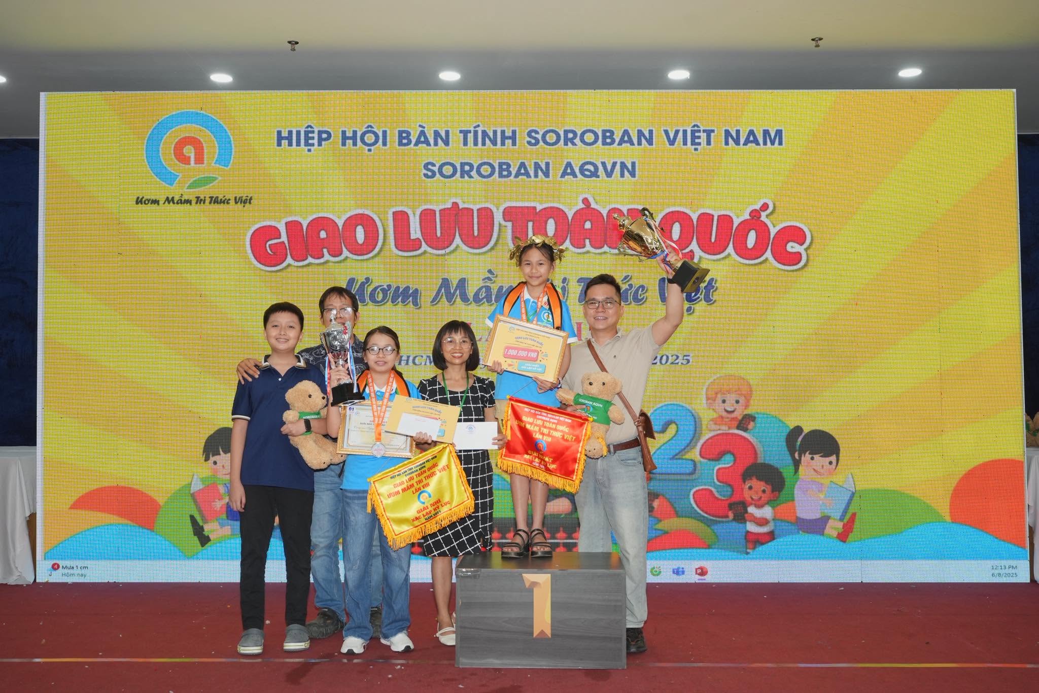 Các con rạng rỡ trên bục nhận giải chung kết toàn quốc