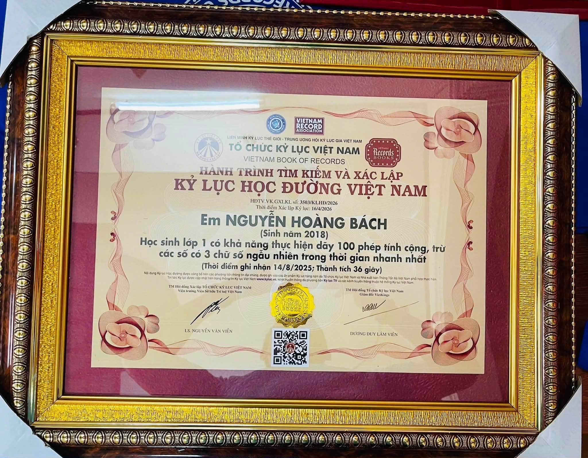 Bằng xác lập kỷ lục Hoàng Bách
