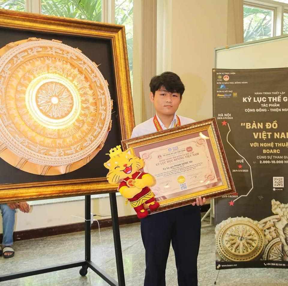 Phạm Ngọc Tài nhận Bằng xác lập Kỷ lục Học đường Việt Nam